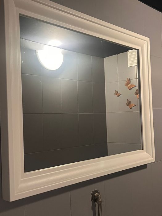 Espelho com moldura branca wc