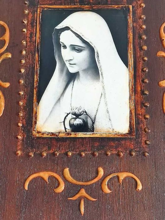 Quadro religioso em madeira com imagem em cartão de Nossa Senhora