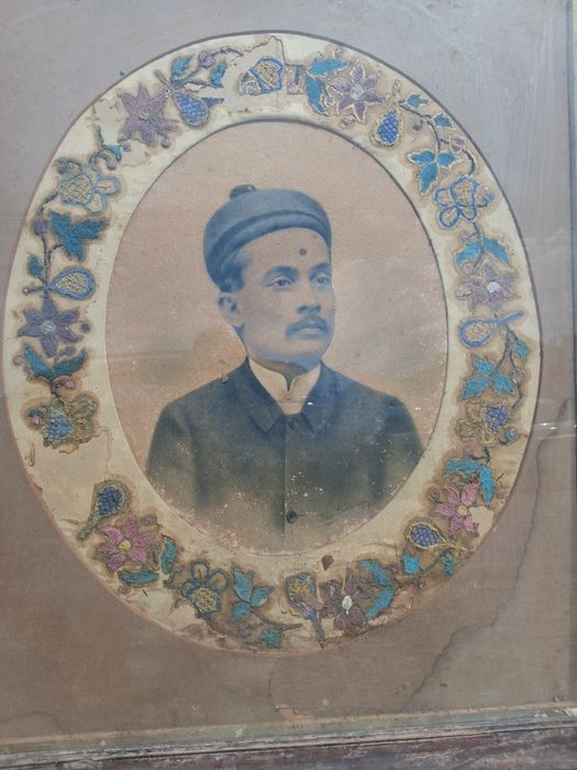 Fotografia de homem indiano com decoração de arte popular
