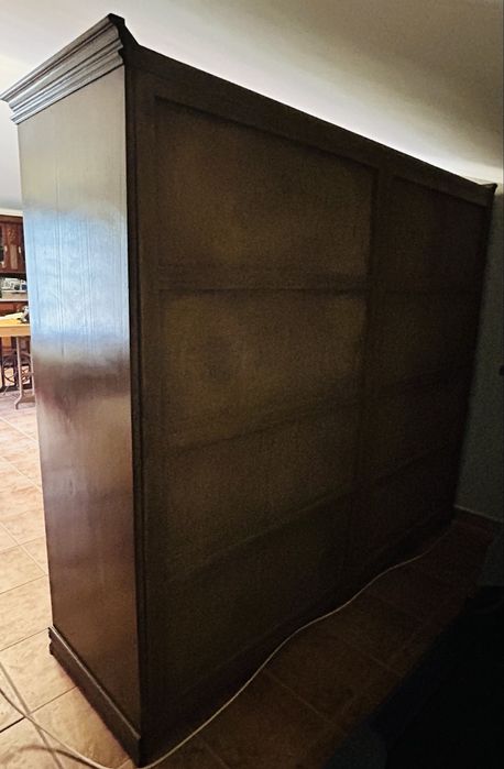 Guarda roupa em bom estado.