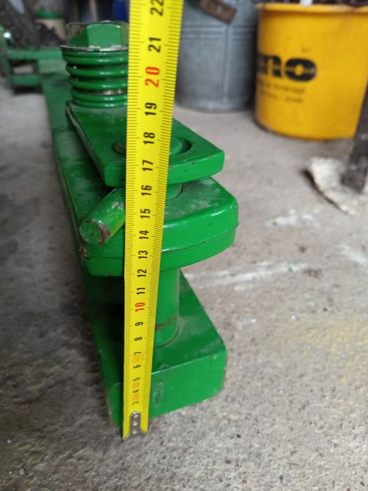 Zaczep dolny polowy John Deere