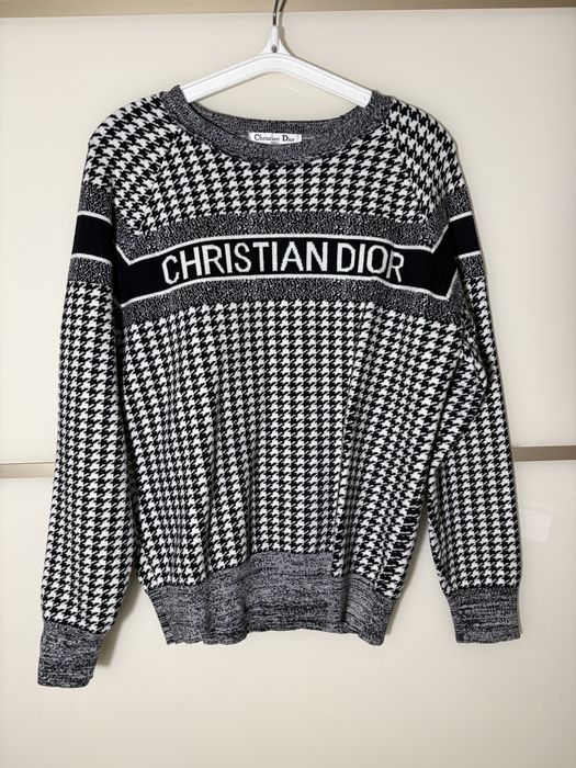 Продам НОВЫЙ женский костюм(свитер+шорты)