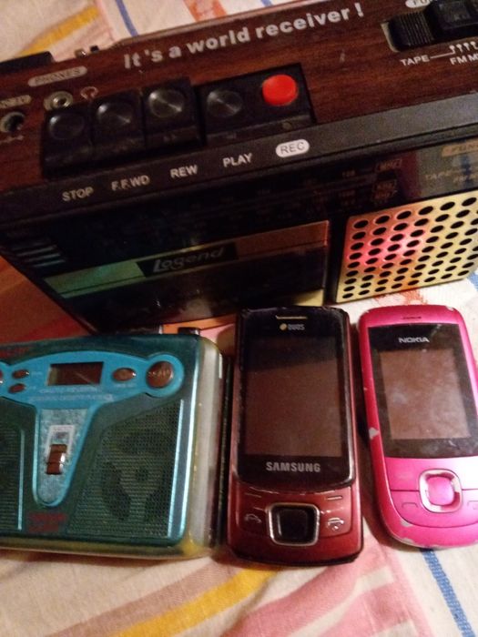 Продаю все дешего магнитофон маленький 200