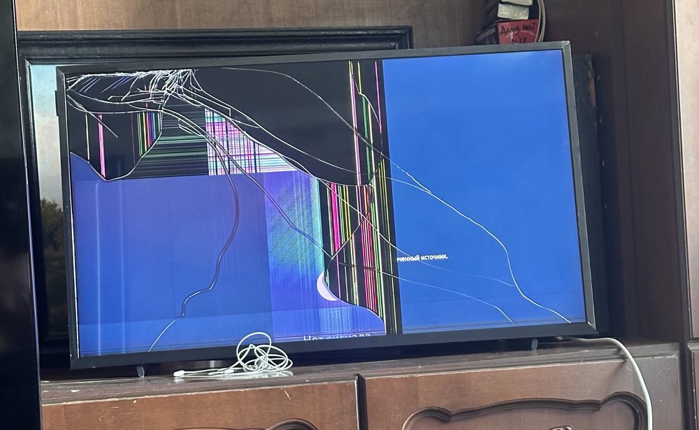 Продам телевізор Samsung QE32LS03TCU (32") на запчастини або під відновлення