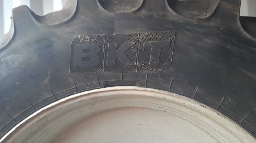 koła VALTRA  SERIA T między  rzędzie
