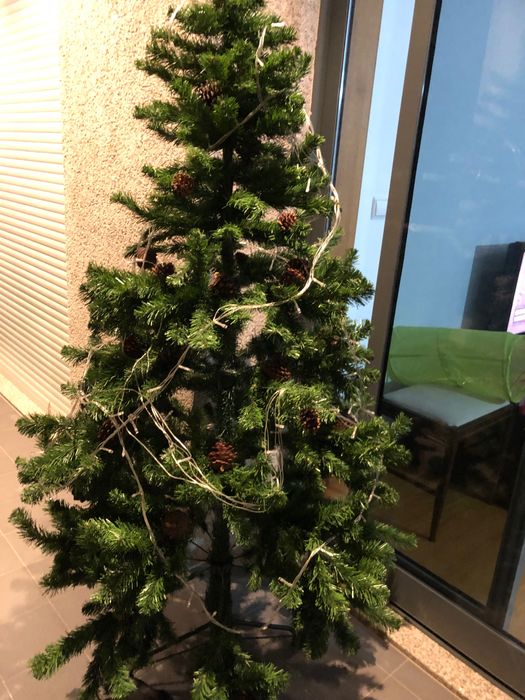 Árvore de Natal com enfeite de pinhas