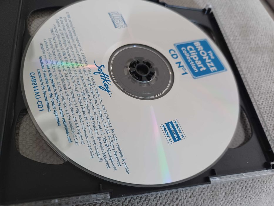 CD 100.000 Clipart