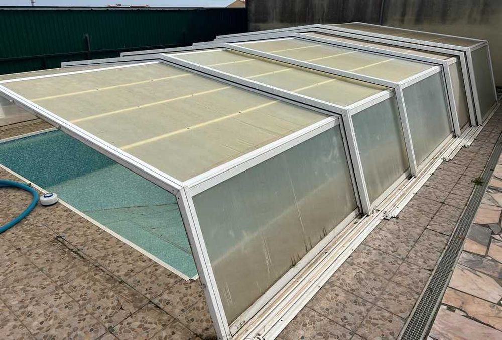 Cobertura para piscina extensível em aço e respectivas calhas