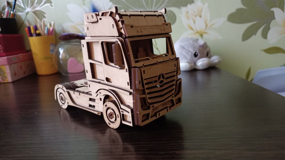 Модель автомобиля из дерева