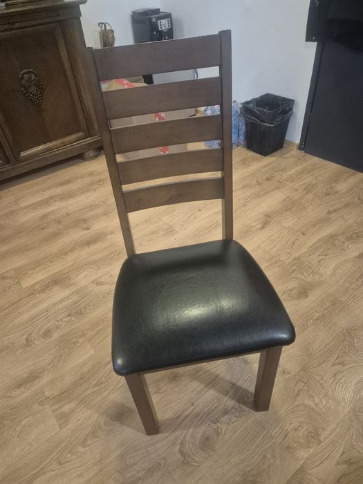 Solidny stół z litego drewna i 6 krzeseł z czarnej eko-skory
To jest z