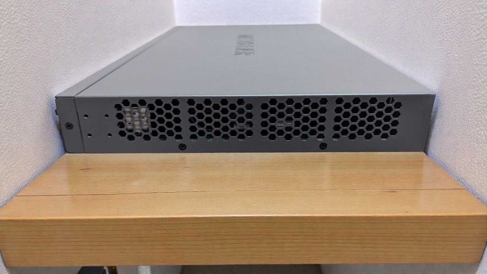 Комутатор Netgear GS724TP 24x Gigabit PoE Managed Switch SFP керований мережевий свіч LAN відеореєстратор
