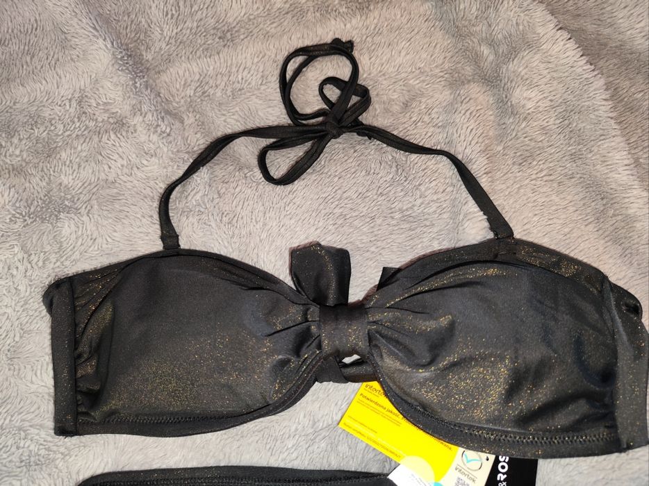 Czarny strój kąpielowy dwuczęściowy ze złotymi drobinkami