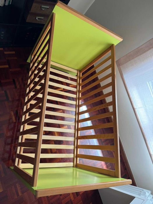 Cama de grades para bebé em verde