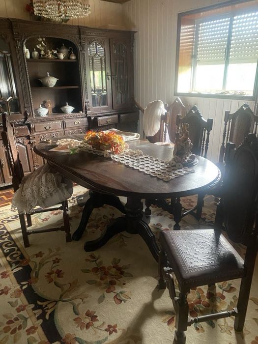 Movel de sala com mesa e cadeiras
