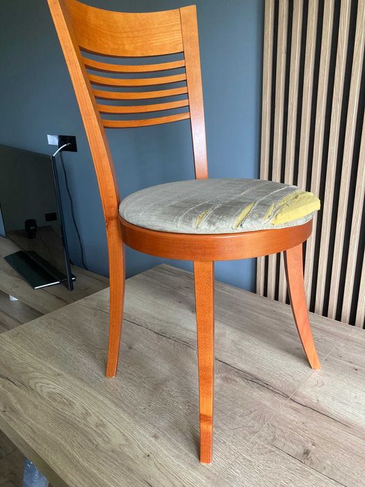 4 drewniane krzesła z siedziskami do wymienienia