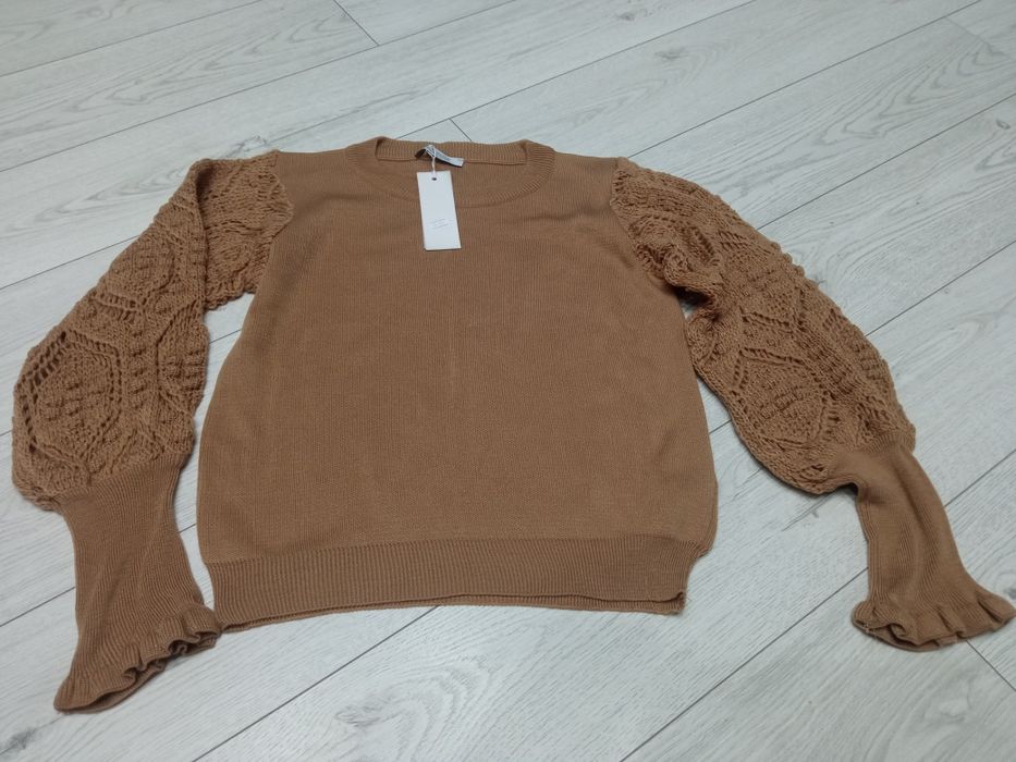Sweterek z ażurowymi rękawami