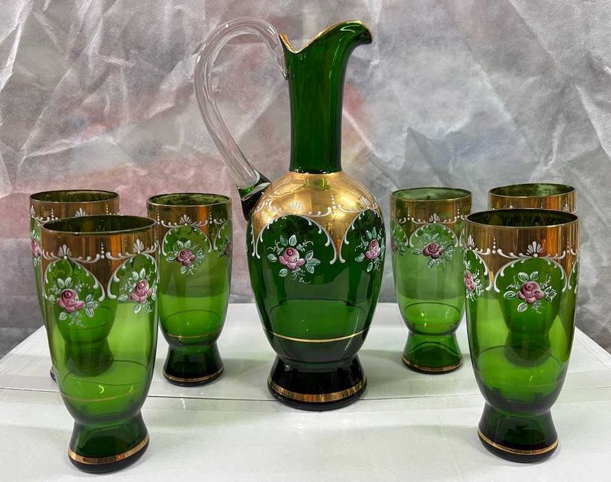 Jarro verde e copos em vidro fino vintage