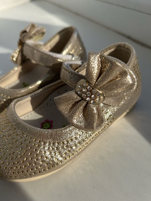 Продам дитячуі туфельки