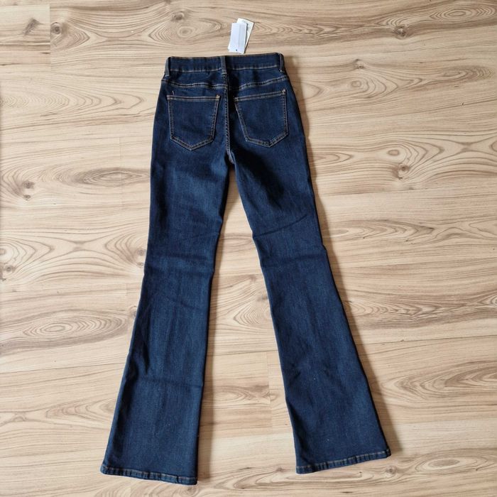 Damskie jeansy o kroju dzwonów Calzedonia