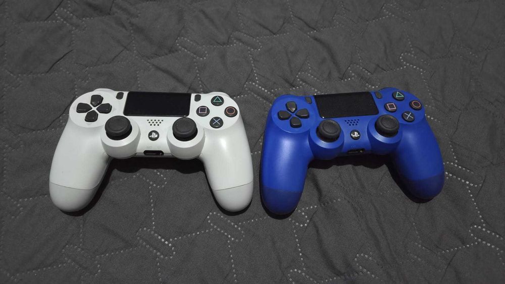 PS4 Pro + 2 Comandos + 7 Jogos + Base de Carregamento