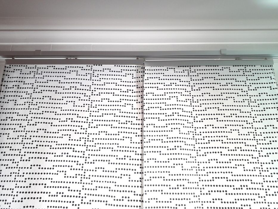 Calha branca com cortinados