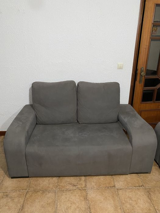 Sofá cizento escuro