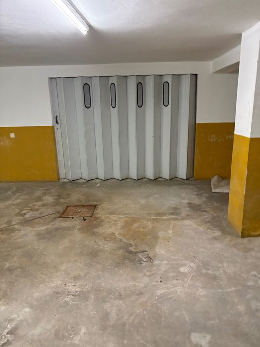 Garagem fechada | Box | Centro de Espinho | 50 m2