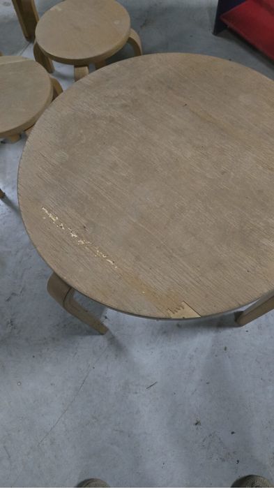 Mesa infantil + 3 bancos + móvel colorido de arrumação