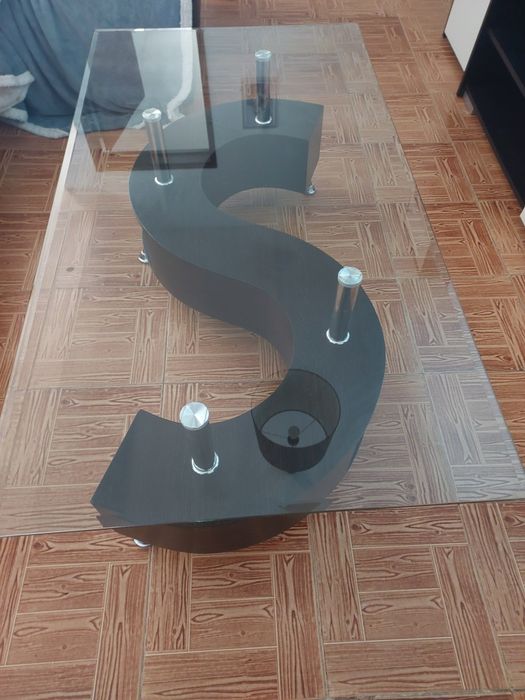 Mesa de centro com tampa de vidro