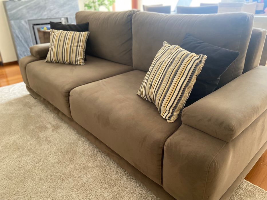 Sofá em tecido e pés em inox