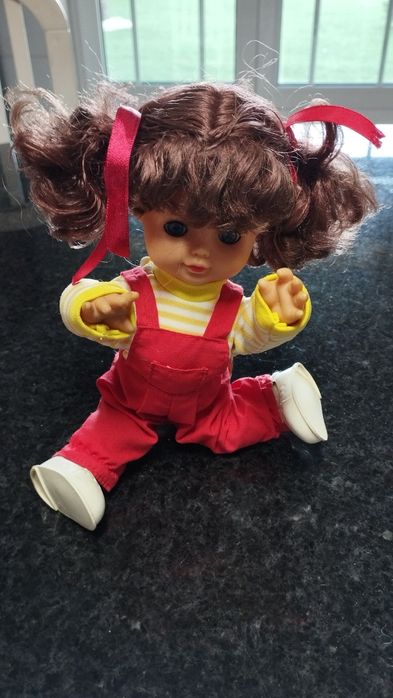 Boneca articulada. Faz várias posições. Articula os braços e as pernas