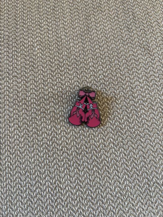 Pin różowy październik