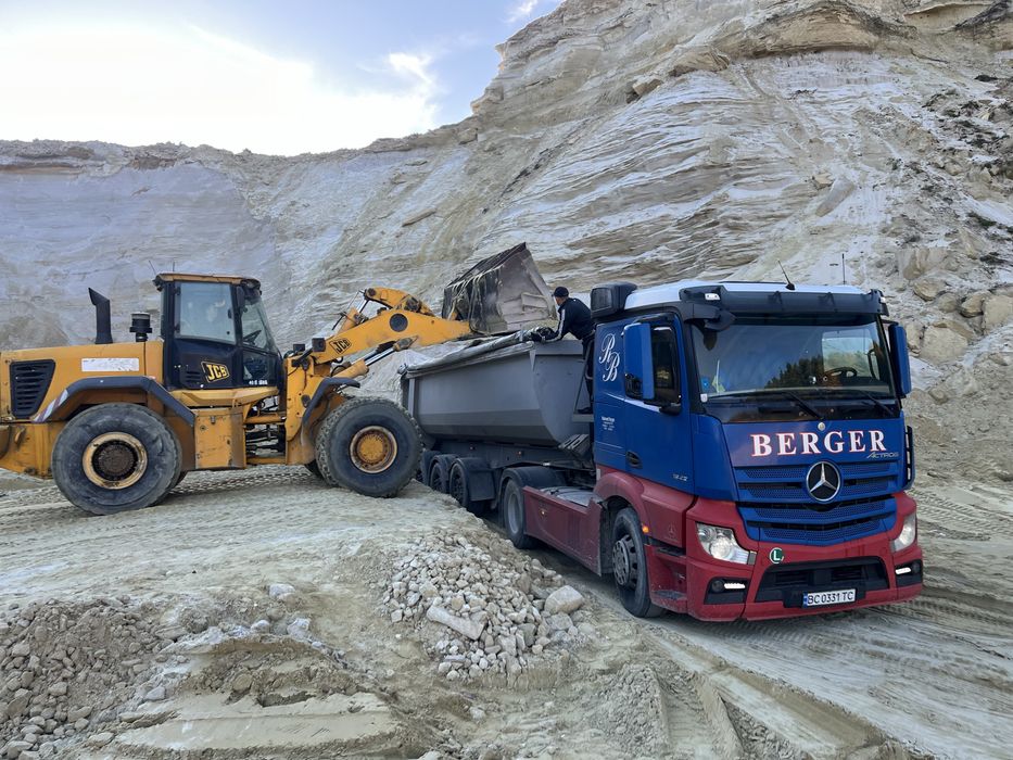 Прдається пісок щебінь із доставкою мінімальні ціни на перевезення
