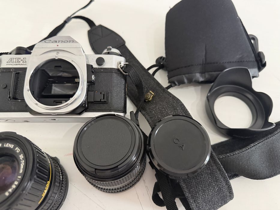 Canon AE-1 Program com 2 lentes, 28mm e 35-79mm