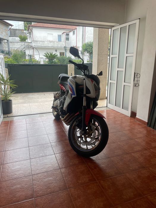 Vendo honda cb650f com quickshifter e vários outros extras