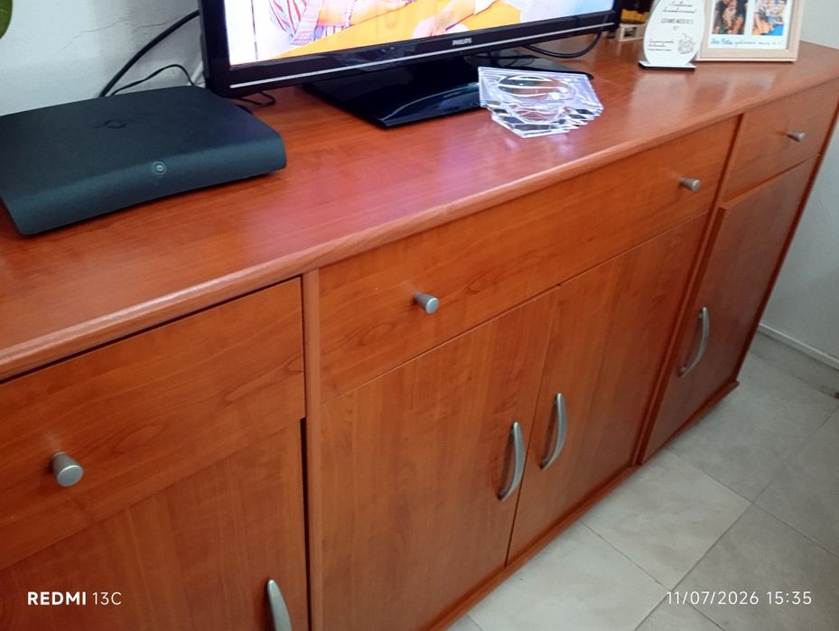 Mesa de jantar, 4 cadeiras e aparador