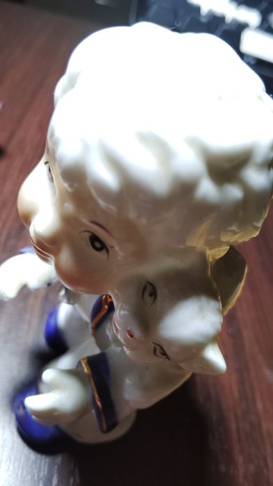 Figurka porcelanowa chłopiec z owieczką