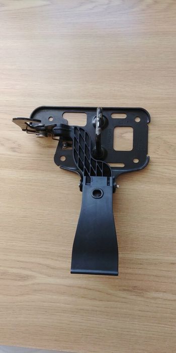 Крюк захватний замок капота Audi A4 B8 Audi A5 лапка скоба