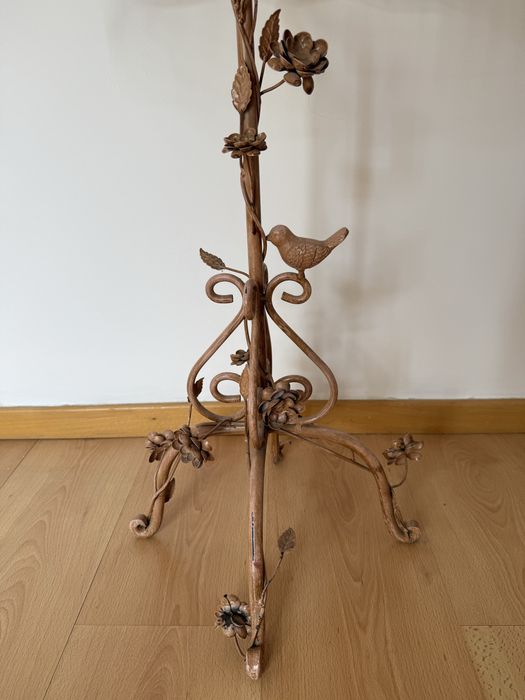 Manequim decorativo com flores e passarinhos