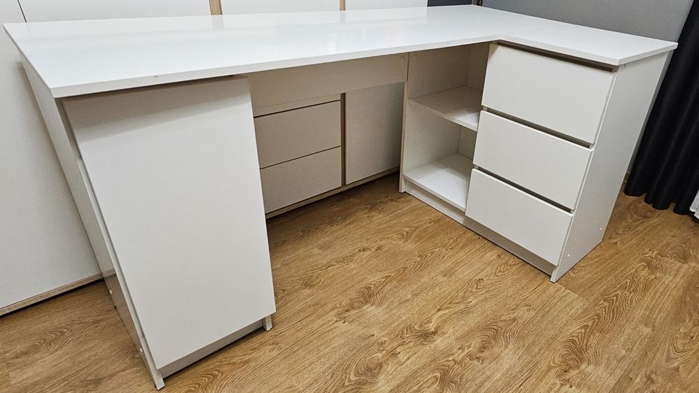 Białe biurko narożne