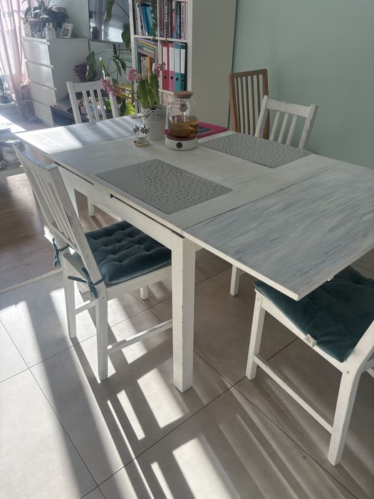 Krzesla i stol stylizowane na prowansalski styl