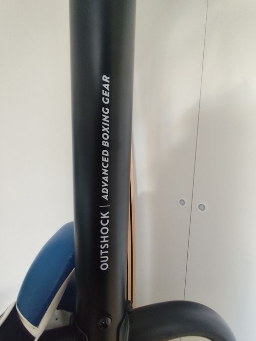 Saco de Boxe Pés/Punhos 32 kg OUTSHOCK e  o Suporte para o Saco OUTSHOCK