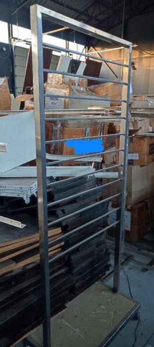 Торгове обладнання (стійки, направляючі, інше).