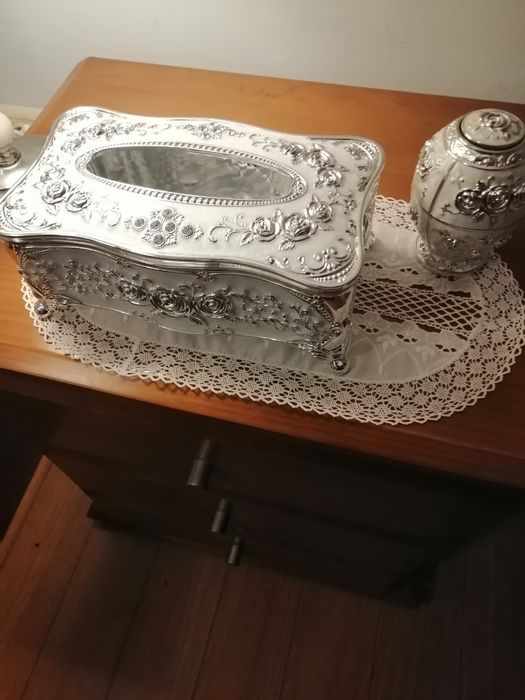 Caixa lindérrima em Acrílico prateada com um toque de luxo.