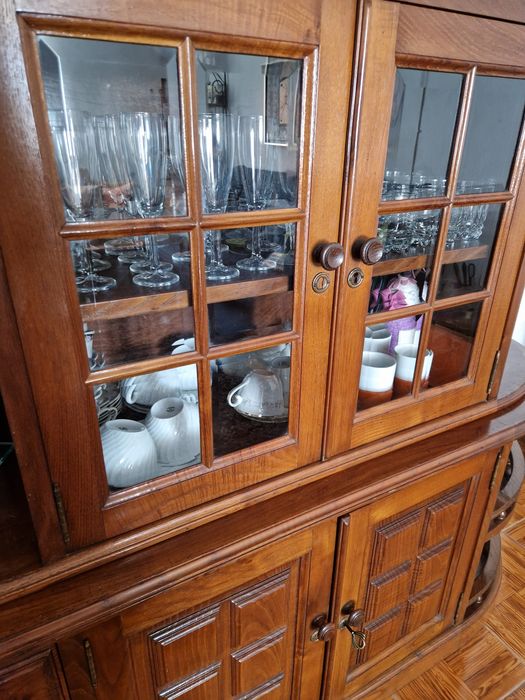 Armário clássico de sala em madeira