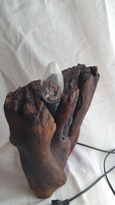 Lampa stojąca z drewna