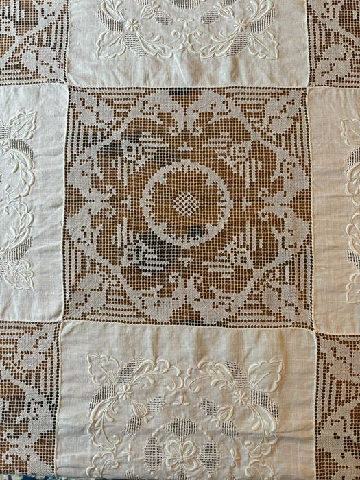 Toalha de renda e bordado 260x180  em patchwork de quadrados