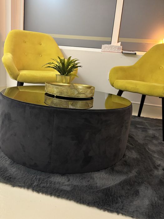 Mesa e cadeiras tenho 4 cadeiras iguais