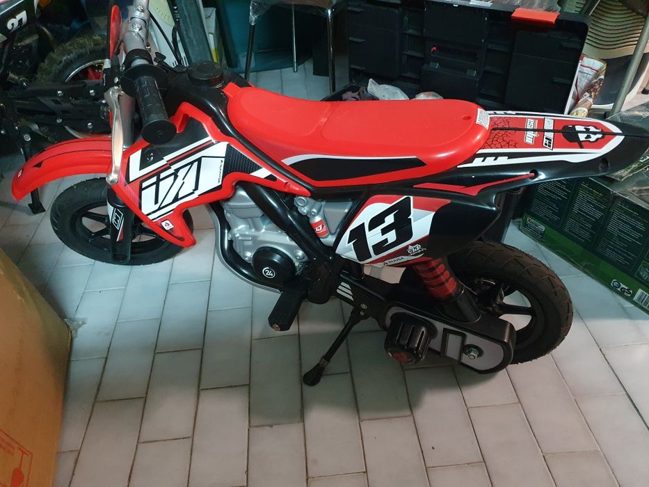 Mota elétrica infantil Injusa Red Fighter 24V – praticamente nova