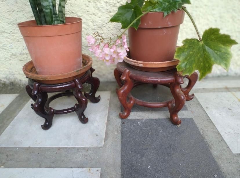 Dois Suportes Antigos para Vasos ou Louça